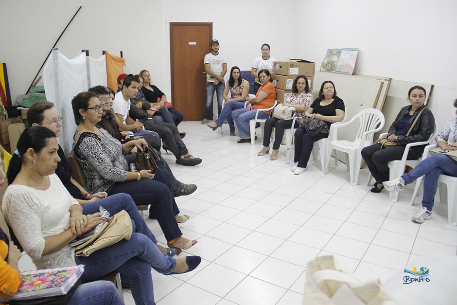 Secretaria Municipal de Educação recebe certificado e calendário do IASB