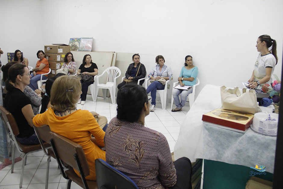 Secretaria Municipal de Educação recebe certificado e calendário do IASB