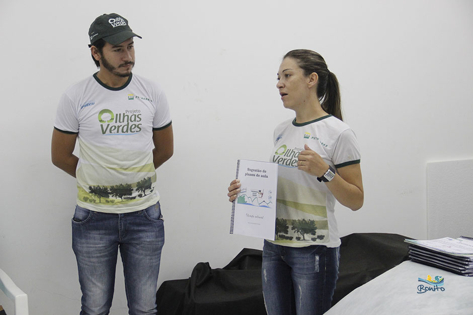 Secretaria Municipal de Educação recebe certificado e calendário do IASB