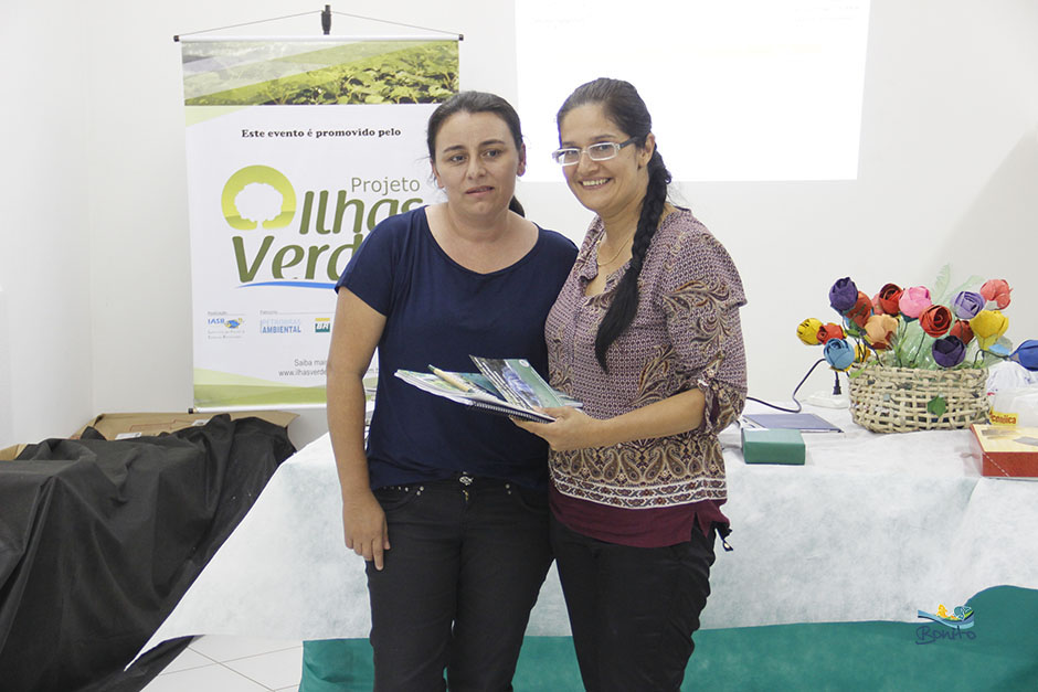 Secretaria Municipal de Educação recebe certificado e calendário do IASB