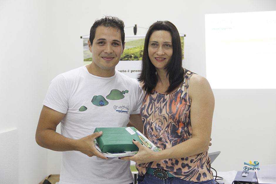 Secretaria Municipal de Educação recebe certificado e calendário do IASB