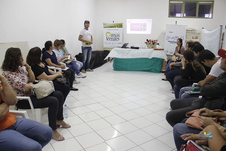 Secretaria Municipal de Educação recebe certificado e calendário do IASB