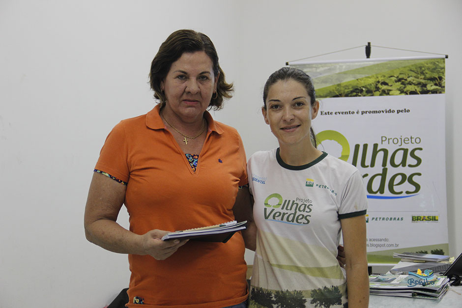 Secretaria Municipal de Educação recebe certificado e calendário do IASB