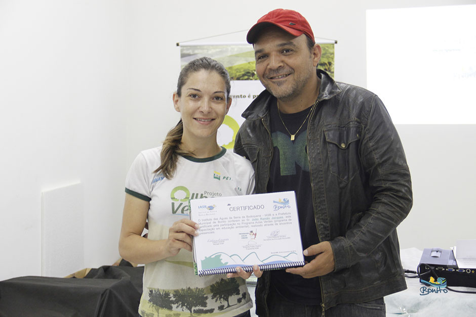 Secretaria Municipal de Educação recebe certificado e calendário do IASB
