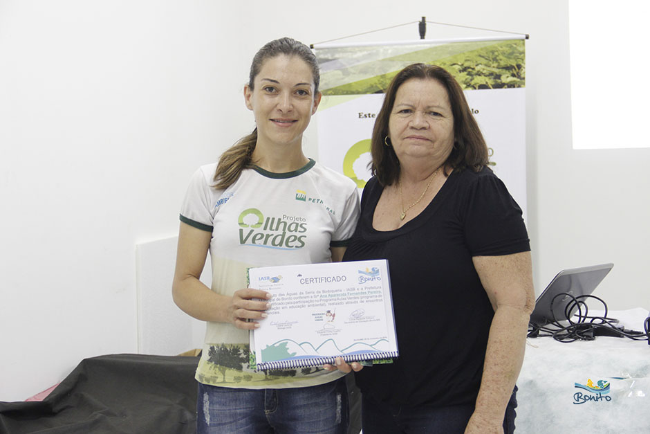 Secretaria Municipal de Educação recebe certificado e calendário do IASB