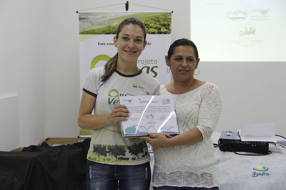Secretaria Municipal de Educação recebe certificado e calendário do IASB