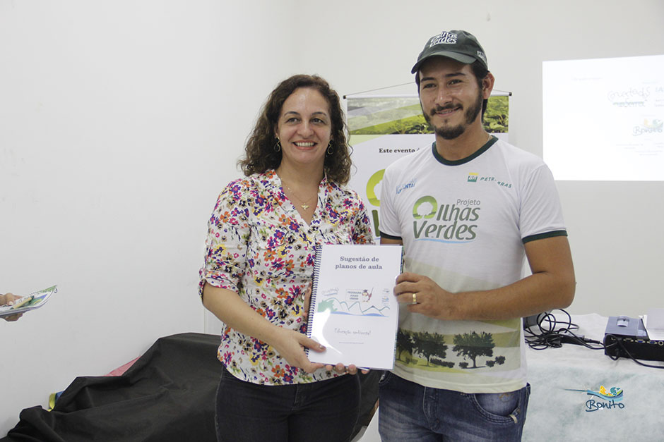 Secretaria Municipal de Educação recebe certificado e calendário do IASB