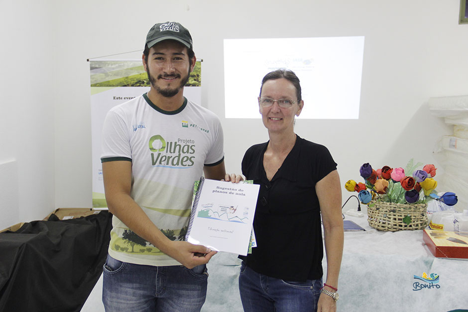 Secretaria Municipal de Educação recebe certificado e calendário do IASB