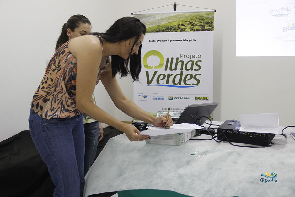 Secretaria Municipal de Educação recebe certificado e calendário do IASB