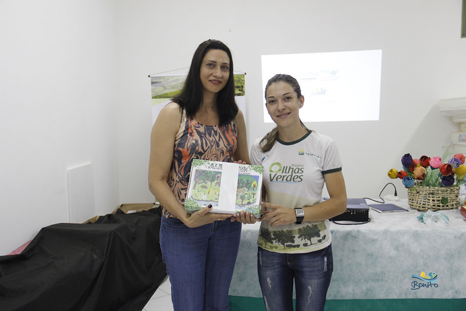 Secretaria Municipal de Educação recebe certificado e calendário do IASB