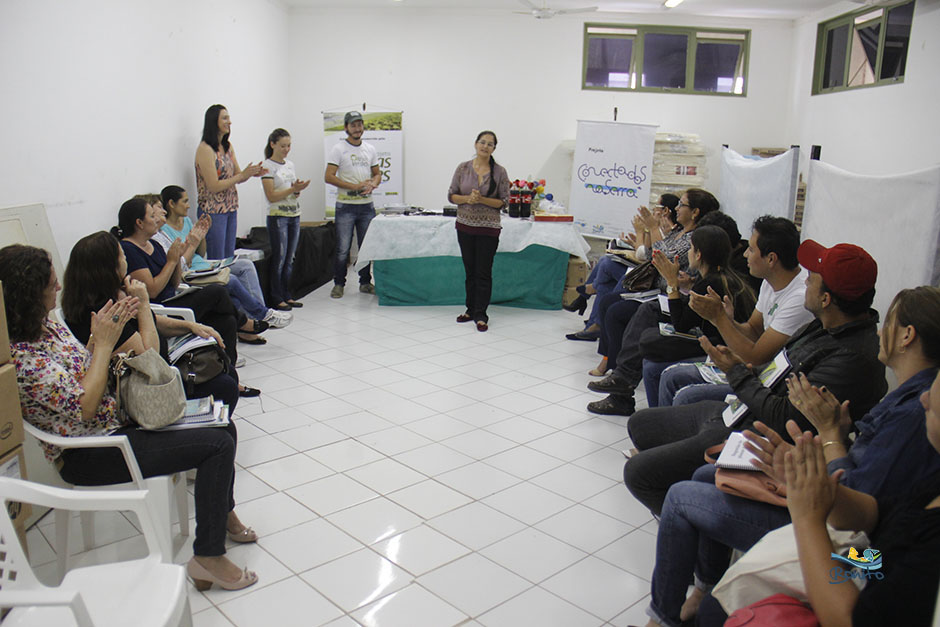 Secretaria Municipal de Educação recebe certificado e calendário do IASB