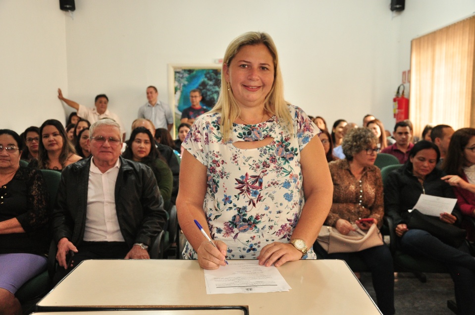 Prefeito dá posse a mais 33 candidatos aprovados no concurso