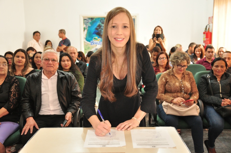 Prefeito dá posse a mais 33 candidatos aprovados no concurso