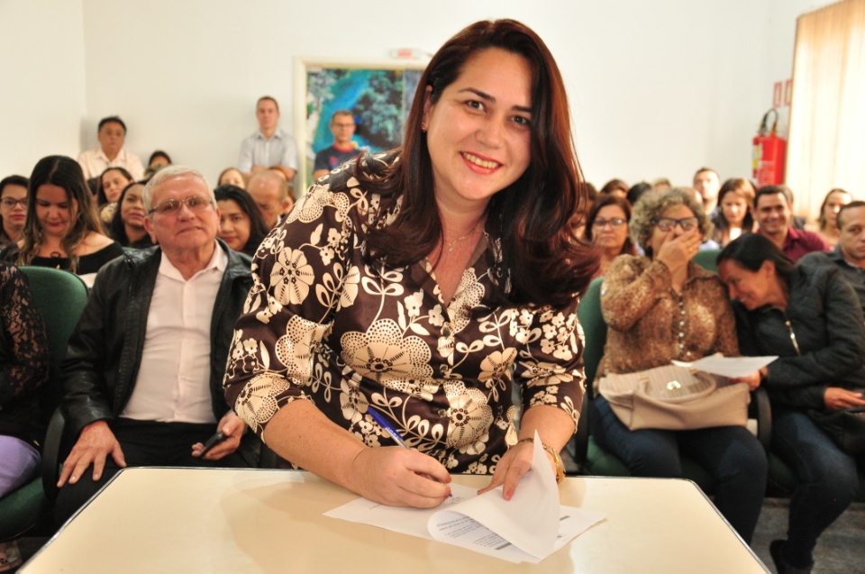 Prefeito dá posse a mais 33 candidatos aprovados no concurso
