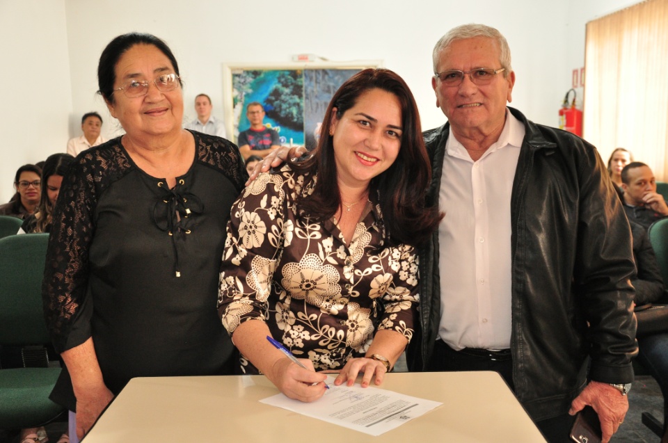 Prefeito dá posse a mais 33 candidatos aprovados no concurso