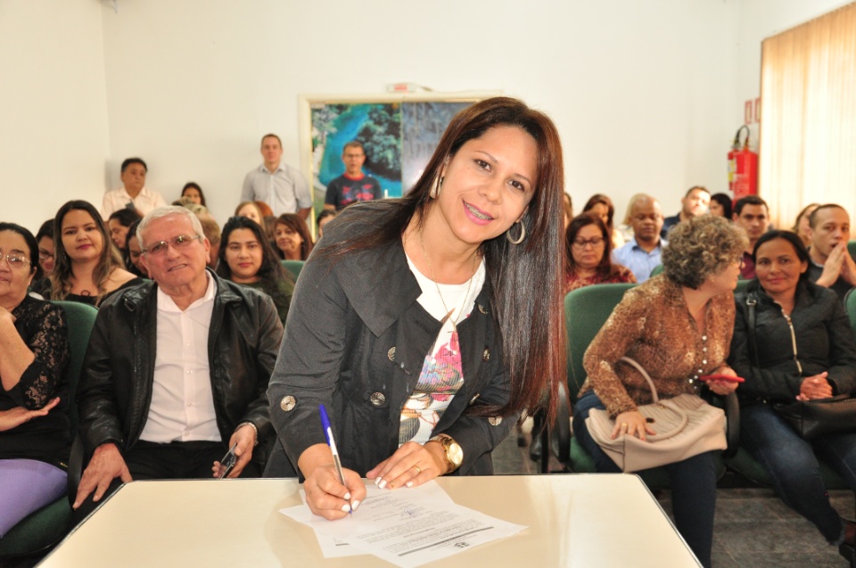 Prefeito dá posse a mais 33 candidatos aprovados no concurso