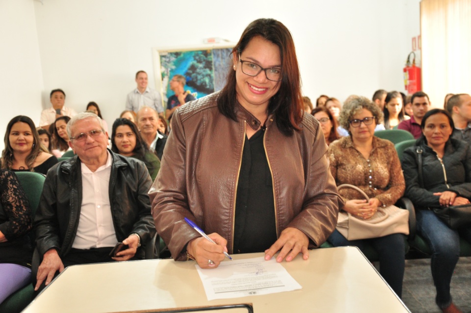 Prefeito dá posse a mais 33 candidatos aprovados no concurso