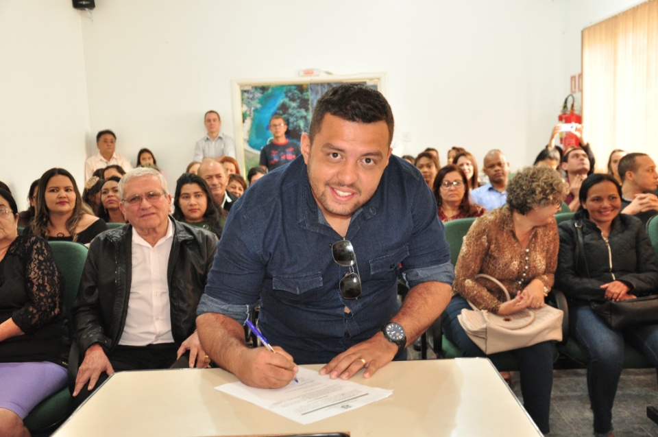 Prefeito dá posse a mais 33 candidatos aprovados no concurso