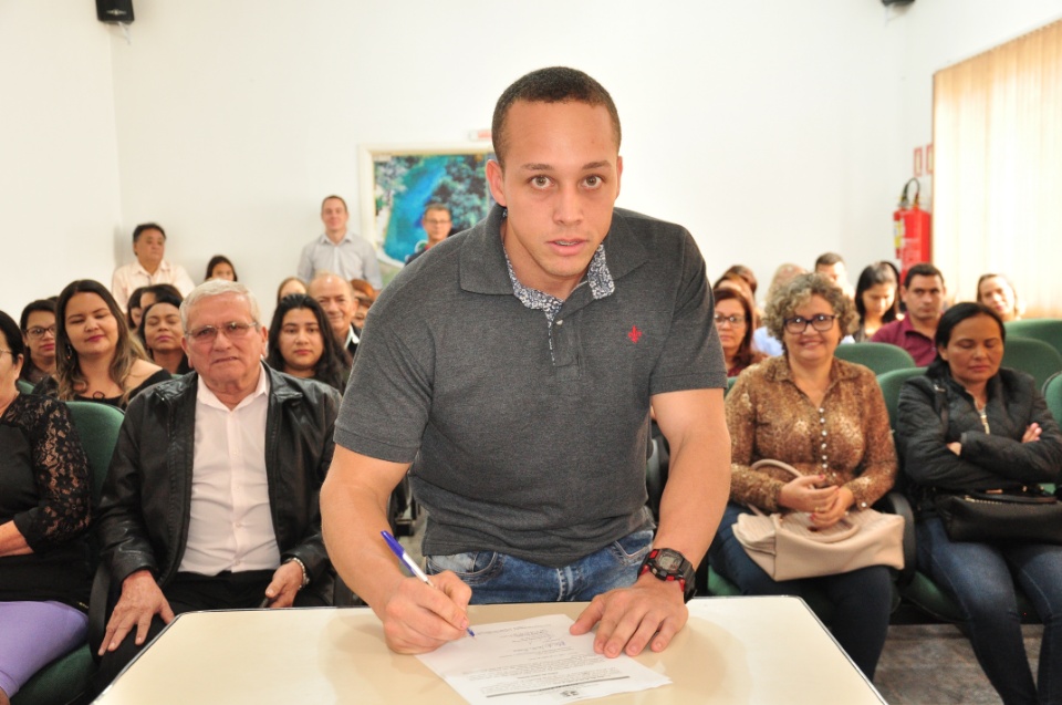 Prefeito dá posse a mais 33 candidatos aprovados no concurso