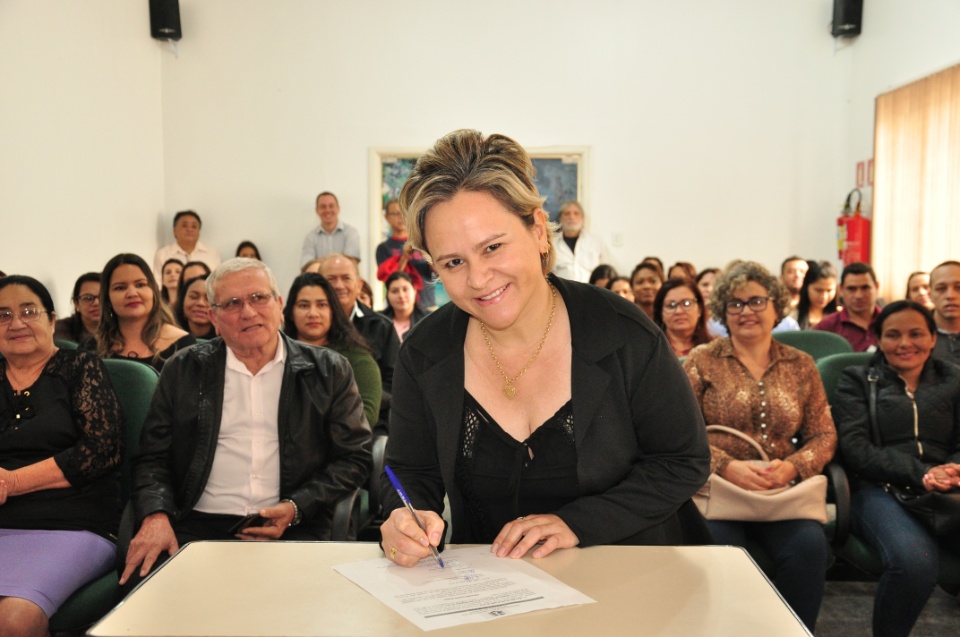 Prefeito dá posse a mais 33 candidatos aprovados no concurso