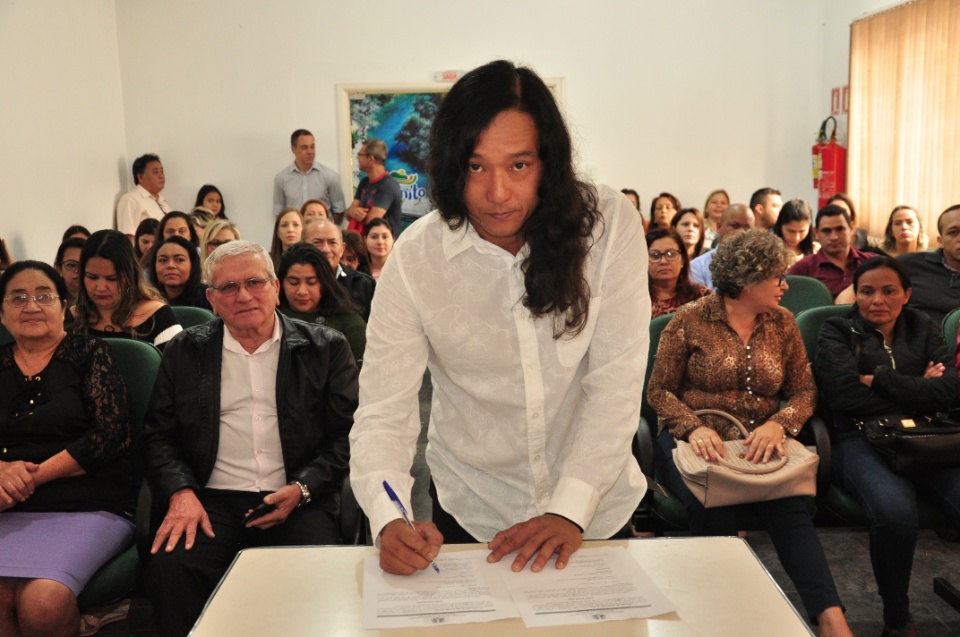 Prefeito dá posse a mais 33 candidatos aprovados no concurso