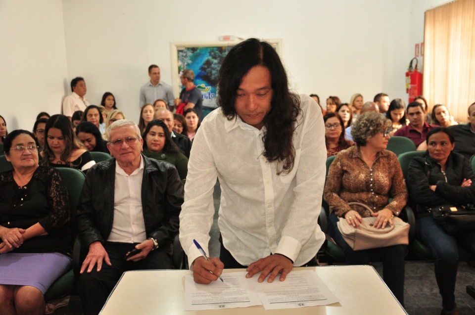 Prefeito dá posse a mais 33 candidatos aprovados no concurso
