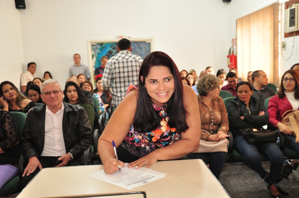 Prefeito dá posse a mais 33 candidatos aprovados no concurso
