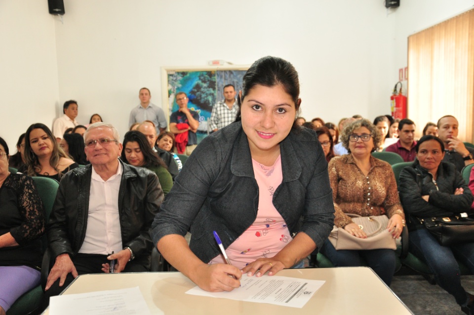 Prefeito dá posse a mais 33 candidatos aprovados no concurso