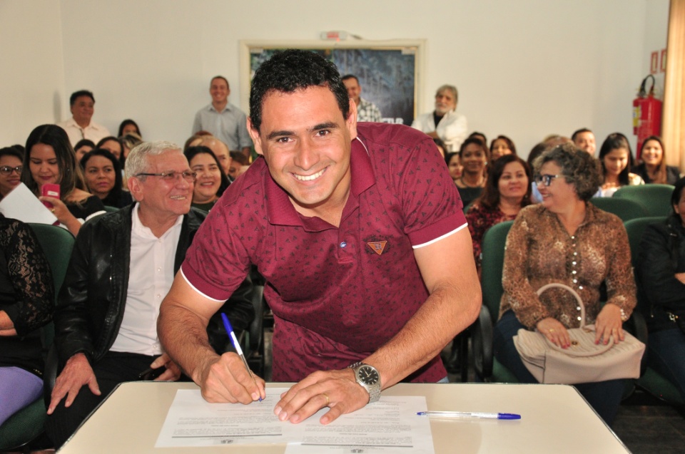 Prefeito dá posse a mais 33 candidatos aprovados no concurso