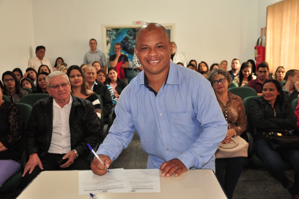 Prefeito dá posse a mais 33 candidatos aprovados no concurso
