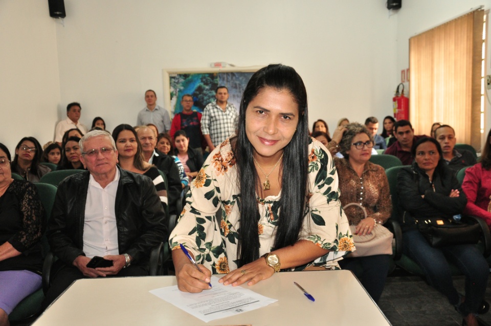 Prefeito dá posse a mais 33 candidatos aprovados no concurso