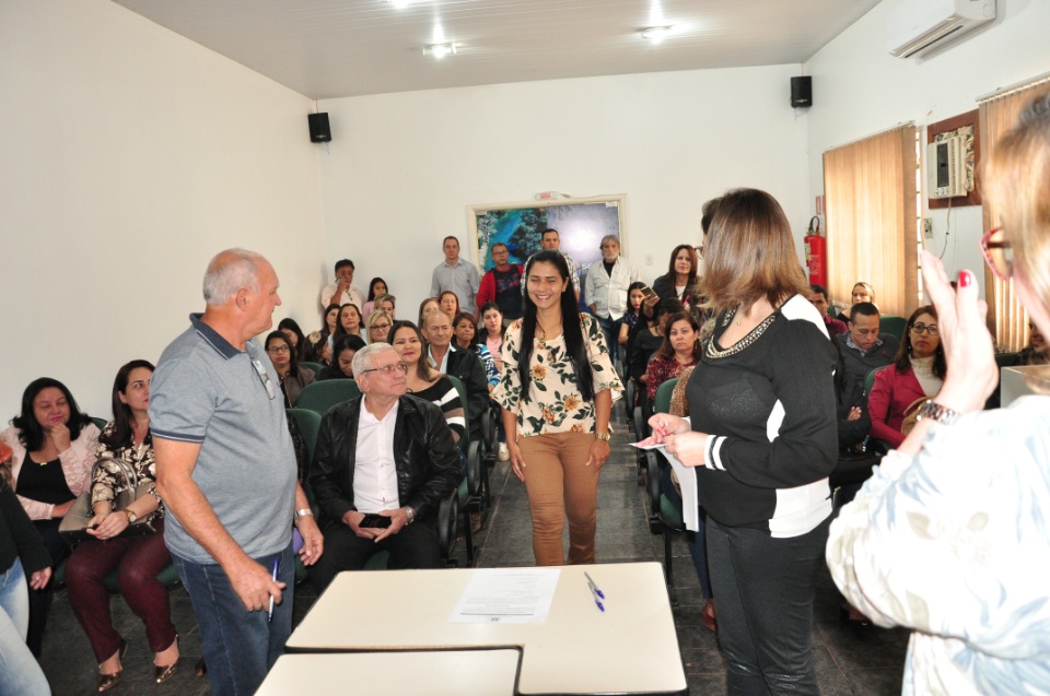 Prefeito dá posse a mais 33 candidatos aprovados no concurso