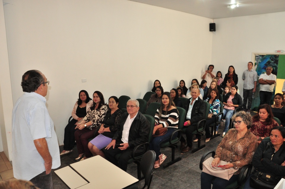 Prefeito dá posse a mais 33 candidatos aprovados no concurso
