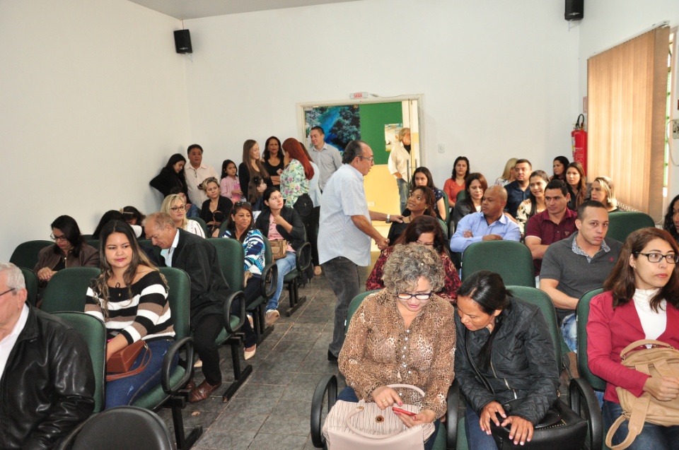 Prefeito dá posse a mais 33 candidatos aprovados no concurso
