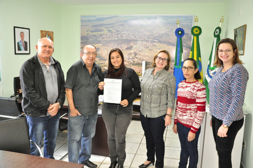 Prefeito deu posse nesta terça a mais uma candidata aprovada