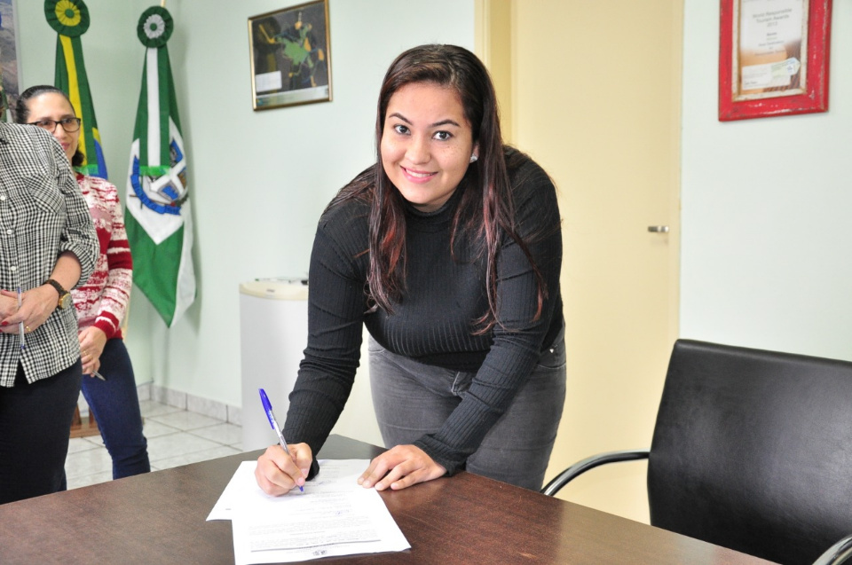 Prefeito deu posse nesta terça a mais uma candidata aprovada