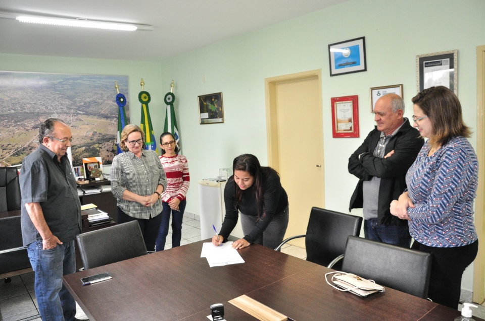 Prefeito deu posse nesta terça a mais uma candidata aprovada