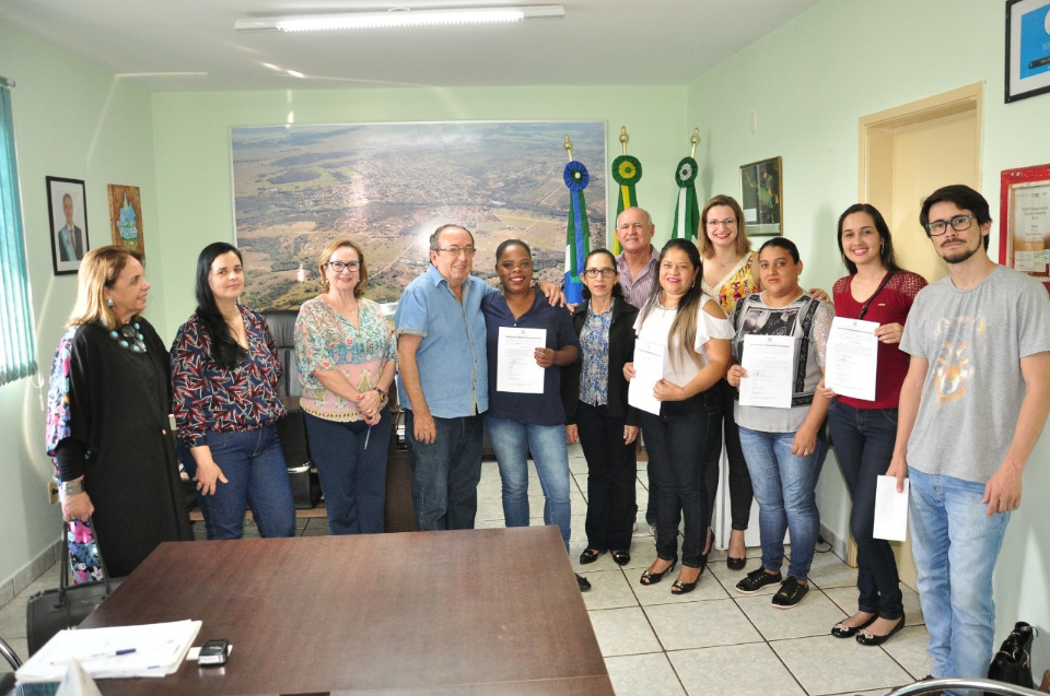 Prefeito dá posse a mais 4 candidatos aprovados no concurso
