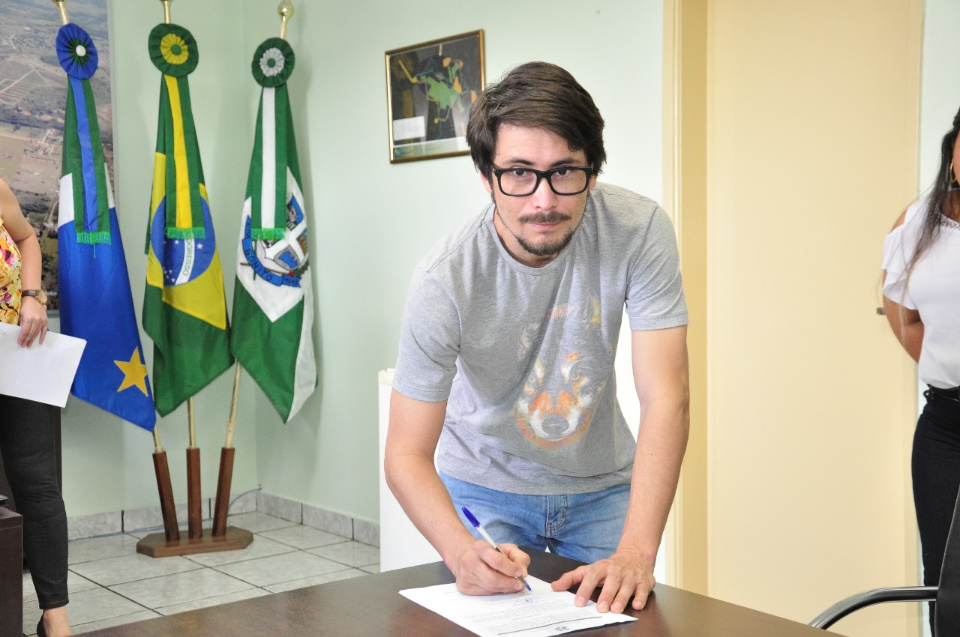Prefeito dá posse a mais 4 candidatos aprovados no concurso