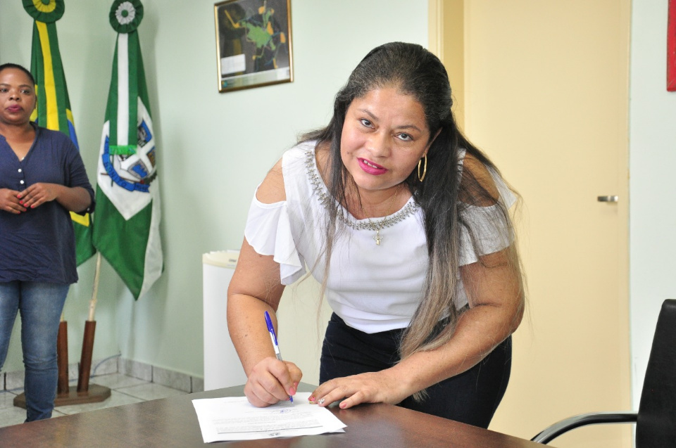 Prefeito dá posse a mais 4 candidatos aprovados no concurso