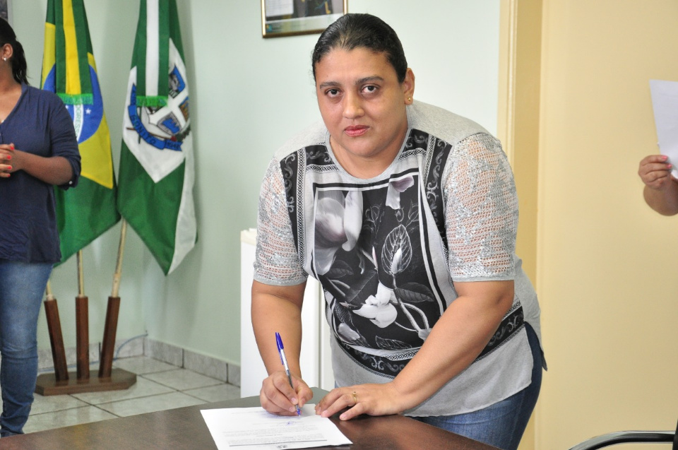 Prefeito dá posse a mais 4 candidatos aprovados no concurso