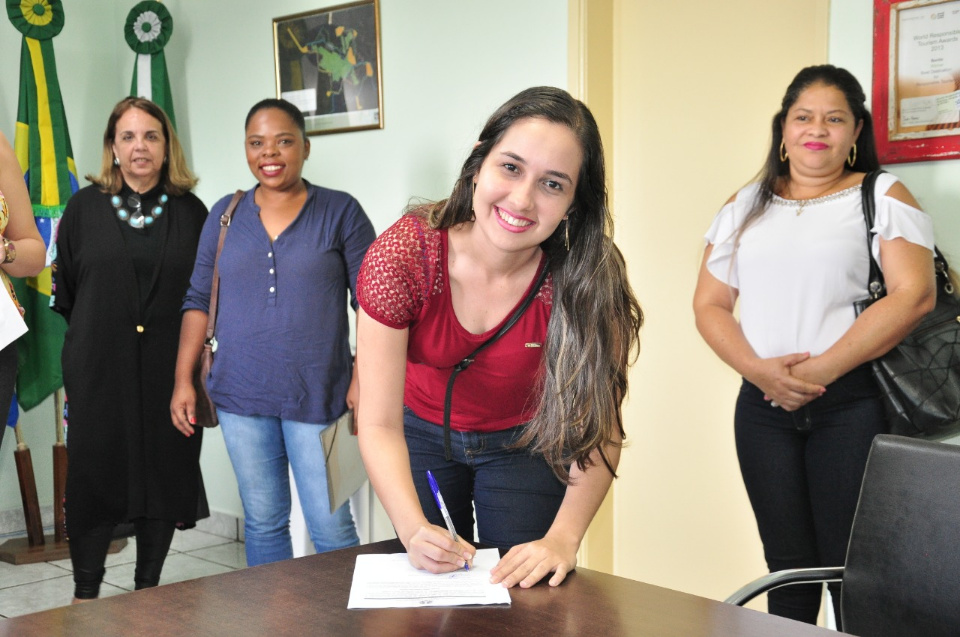 Prefeito dá posse a mais 4 candidatos aprovados no concurso