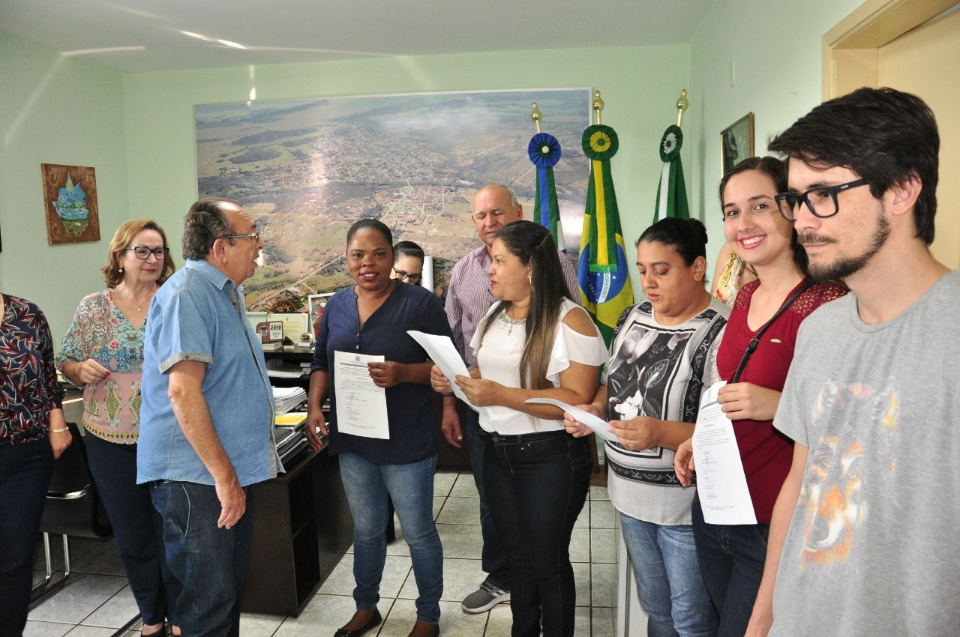 Prefeito dá posse a mais 4 candidatos aprovados no concurso