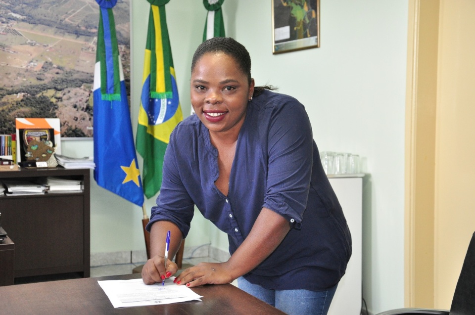 Prefeito dá posse a mais 4 candidatos aprovados no concurso