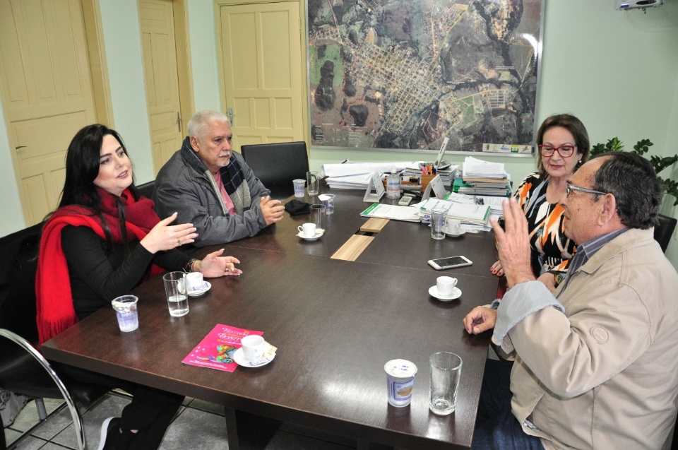 Prefeito recebe diretora da Fundação de Cultura, Mara Caseiro