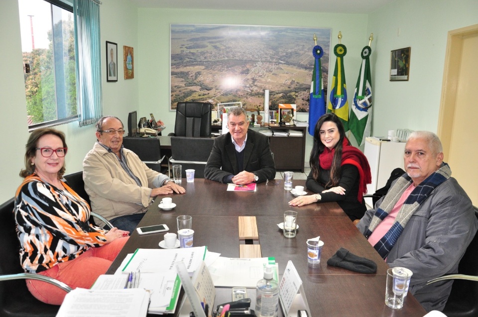 Prefeito recebe diretora da Fundação de Cultura, Mara Caseiro