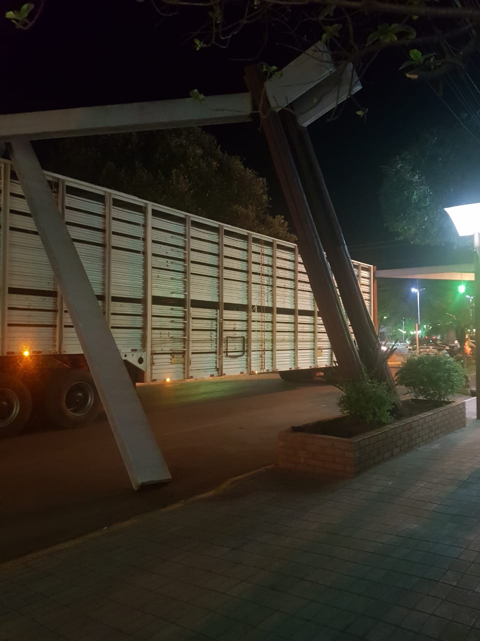 Caminhão derruba pórtico que atravessa a Rua Pilad Rebuá