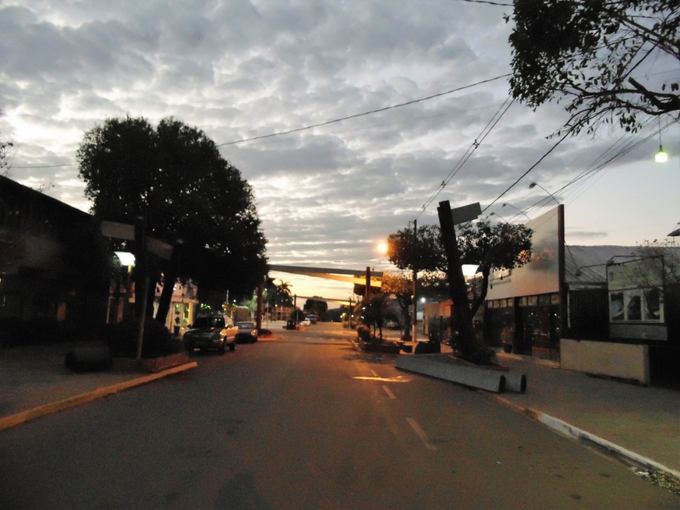 Caminhão derruba pórtico que atravessa a Rua Pilad Rebuá