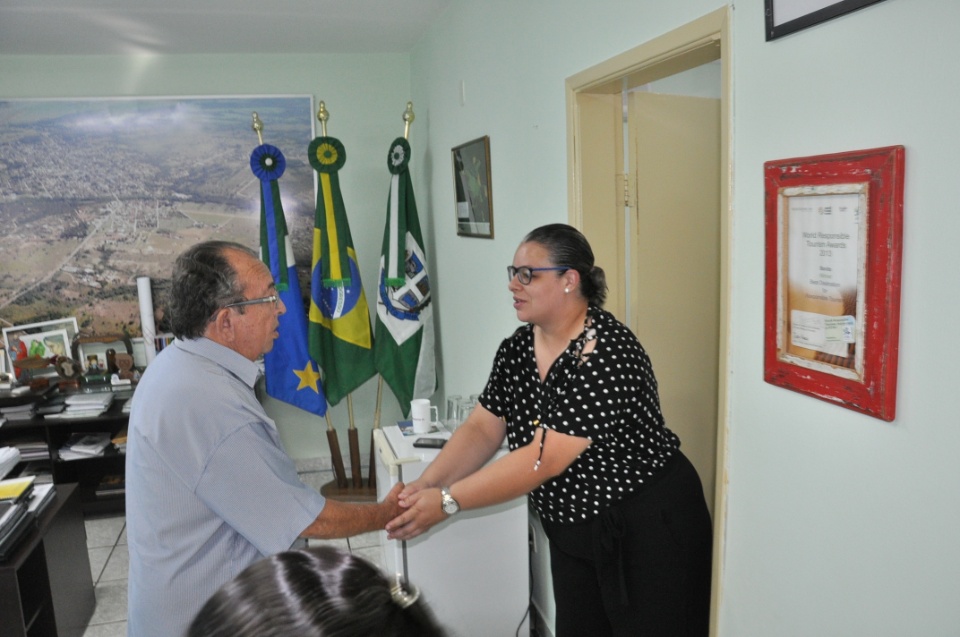Prefeito dá posse a 4 novos servidores concursados
