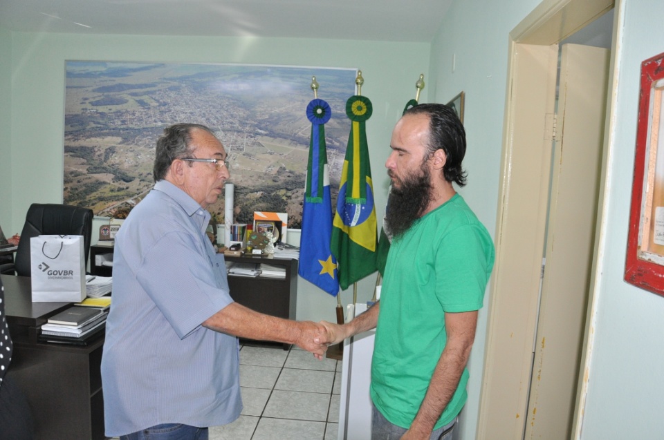 Prefeito dá posse a 4 novos servidores concursados